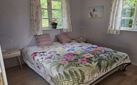 Amina - 500M from the Sea: Mueble, Cama, Habitación, Sábana, Linos, Textil, Lecho, Diseño De Interiores, Marco De La Cama, Suelo