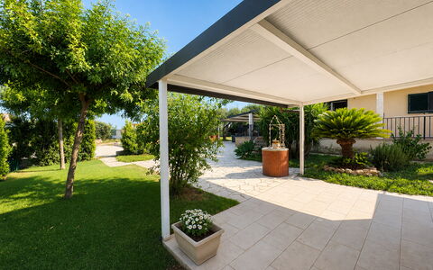 Villa Andrea: Sombra, Jardín, Estructura Al Aire Libre, Mueble Para Exteriores, Maceta, Pérgola, Toldo, Patio, Planta De Casa, Yarda