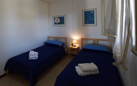 Villa Andrea: Mueble, Madera, Suelo, Piso, Diseño De Interiores, Habitación, Cama, Habitación, Marco De La Cama, Sábana