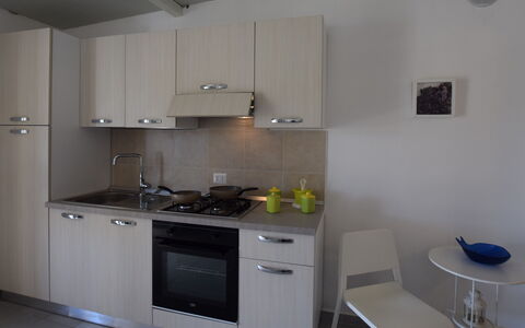 Villa Andrea: Aparato De Cocina, Cocina, Electrodoméstico, Mostrador, Gabinetes, Fregadero, Estufa De Cocina, Electrodoméstico, Estufa, Diseño De Interiores