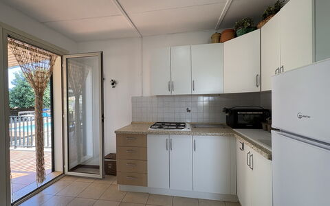 Villa Andrea: Madera, Piso, Cocina, Suelo, Mostrador, Diseño De Interiores, Electrodoméstico, Mueble, Aparato De Cocina, Gabinetes