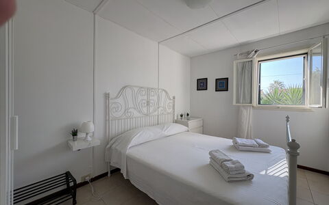 Villa Andrea: Suelo, Piso, Casa, Habitación, Cama, Mueble, Departamento, Lecho, Techo, Marco De La Cama