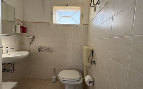 Villa Andrea: Asiento Del Baño, Arreglo De Tubería, Baño, Baño, Piso, Lavabo, Suelo, Lavabo Del Baño, Diseño De Interiores, Plomería