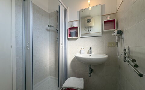 Villa Andrea: Diseño De Interiores, Suelo, Habitación, Piso, Arreglo De Tubería, Lavabo, Plomería, Grifo, Techo, Lavabo Del Baño