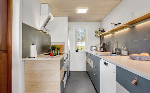 Sinnika - 550M from the Sea: Cocina, Mostrador, Madera, Piso, Aparato De Cocina, Diseño De Interiores, Gabinetes, Electrodoméstico, Mueble, Electrodoméstico