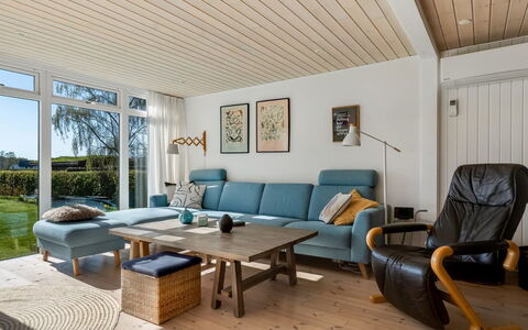 Sinnika - 550M from the Sea: Mueble, Diseño De Interiores, Piso, Suelo, Madera, Sofá, Suelos De Madera, Techo, Sala, Casa