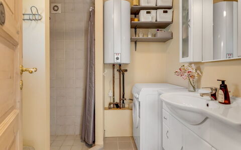 Sinnika - 550M from the Sea: Arreglo De Tubería, Diseño De Interiores, Baño, Piso, Lavabo, Suelo, Lavabo Del Baño, Mueble De Baño, Baño, Gabinetes