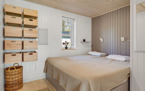 Sinnika - 550M from the Sea: Madera, Piso, Diseño De Interiores, Suelo, Techo, Habitación, Habitación, Cama, Gabinetes, Manchas De Madera