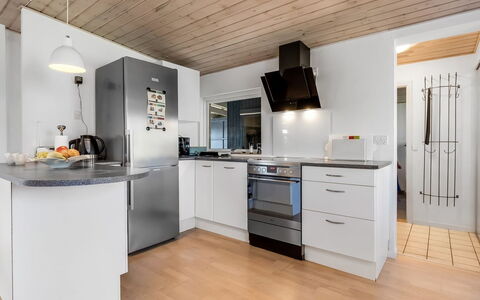 Nisse - 300M from the Sea: Cocina, Aparato De Cocina, Mostrador, Diseño De Interiores, Piso, Mueble, Techo, Electrodoméstico, Madera, Gabinetes