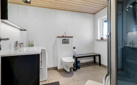 Nisse - 300M from the Sea: Piso, Diseño De Interiores, Arreglo De Tubería, Techo, Suelo, Lavabo, Baño, Grifo, Habitación, Plomería