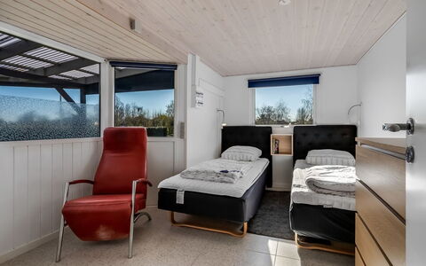 Nisse - 300M from the Sea: Diseño De Interiores, Techo, Suelo, Piso, Mueble, Habitación, Habitación, Cama, Sábana, Lecho