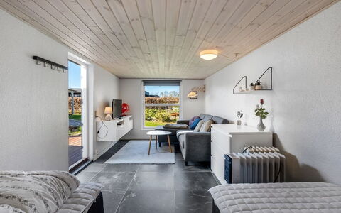 Nisse - 300M from the Sea: Madera, Mueble, Techo, Diseño De Interiores, Departamento, Silla, Sala, Madera Dura, Diseño