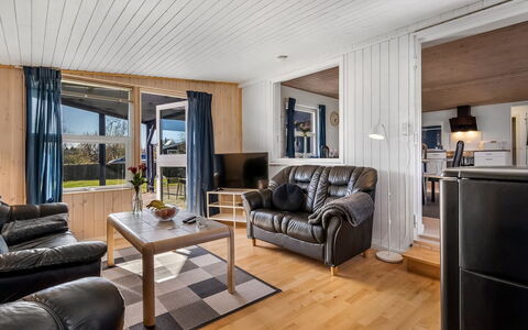 Nisse - 300M from the Sea: Madera, Mueble, Diseño De Interiores, Techo, Suelo, Piso, Casa, Sofá, Sala, Habitación