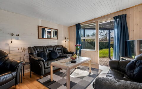 Nisse - 300M from the Sea: Madera, Mueble, Diseño De Interiores, Techo, Piso, Sofá, Sala, Suelo, Habitación