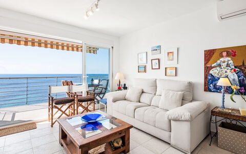 Al Mar: Mueble, Balcón, Sombra, Jardín, Mueble Para Exteriores, Silla, Porche, Yarda, Paisajismo, Patio Interior