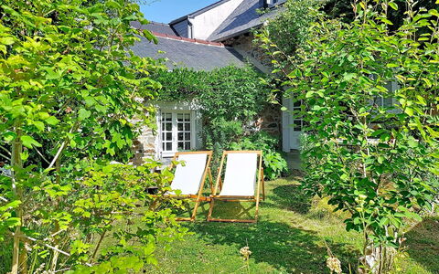 La Dolce Vita Brezhoneg: Verde, Hoja, Arbusto, Cabaña, Jardín, Primavera, Cobertura Del Suelo, Sombra, Patio Interior, Yarda