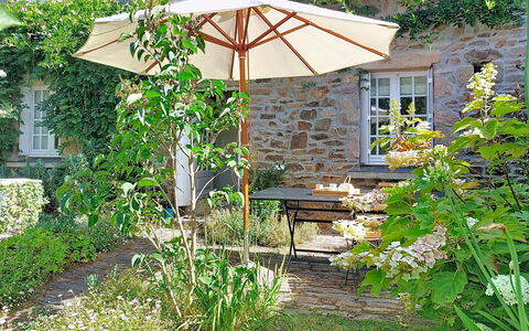 La Dolce Vita Brezhoneg: Paraguas, Mueble, Maceta, Mueble Para Exteriores, Silla, Sombra, Jardín, Mesa Al Aire Libre, Planta De Casa, Patio Interior