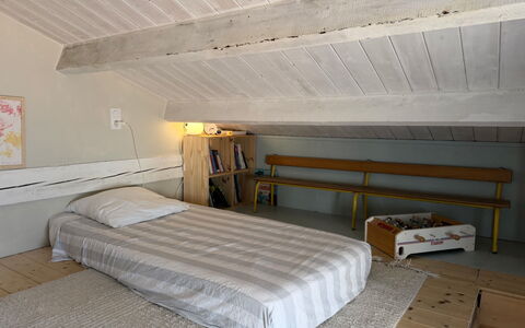 Altana: Habitación, Mueble, Cama, Piso, Madera, Suelo, Diseño De Interiores, Techo, Habitación, Lecho
