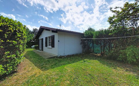 Gîte des Bergers: Mueble, Balcón, Sombra, Jardín, Mueble Para Exteriores, Silla, Porche, Yarda, Paisajismo, Patio Interior