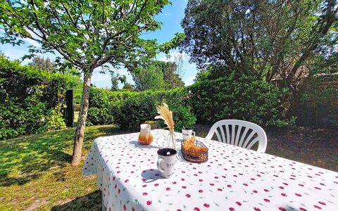 Gîte des Bergers: Mueble, Balcón, Sombra, Jardín, Mueble Para Exteriores, Silla, Porche, Yarda, Paisajismo, Patio Interior
