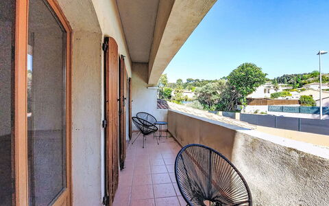 La Champenoise: Mueble, Balcón, Sombra, Jardín, Mueble Para Exteriores, Silla, Porche, Yarda, Paisajismo, Patio Interior
