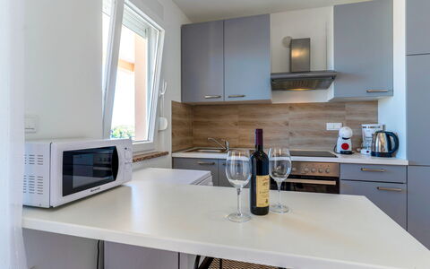 Rab Lopar 115: Mostrador, Cocina, Mueble, Diseño De Interiores, Aparato De Cocina, Gabinetes, Piso, Electrodoméstico, Madera, Suelo
