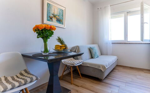 Rab Lopar 115: Mueble, Diseño De Interiores, Piso, Sofá, Suelo, Madera, Sala, Habitación, Mesa, Casa