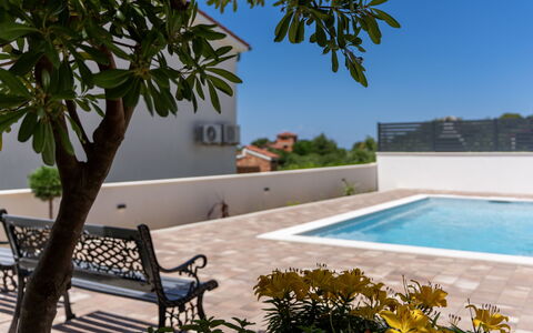 Rab Lopar 115: Piso, Suelo, Piscina, Material Compuesto, Loseta, Sombra, Diseño, Recurso, Patio, Eco Hotel