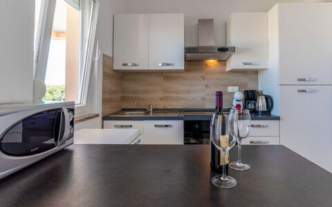 Rab Lopar 115: Cocina, Mostrador, Diseño De Interiores, Aparato De Cocina, Mueble, Piso, Electrodoméstico, Gabinetes, Suelo, Fregadero