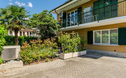Renza: Barrio Residencial, Casa, Balcón, Inmuebles, Sombra, Entrada De Coches, Paisajismo, Hacienda, Villa, Porche