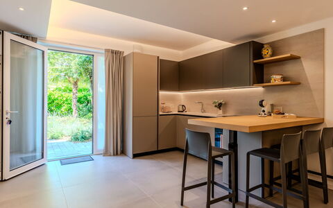 Renza: Mueble, Diseño De Interiores, Piso, Madera, Suelo, Techo, Cocina, Mostrador, Casa, Cocina Y Comedor Mesa
