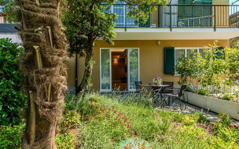 Renza: Arbusto, Casa, Balcón, Jardín, Sombra, Inmuebles, Yarda, Porche, Paisajismo, Villa