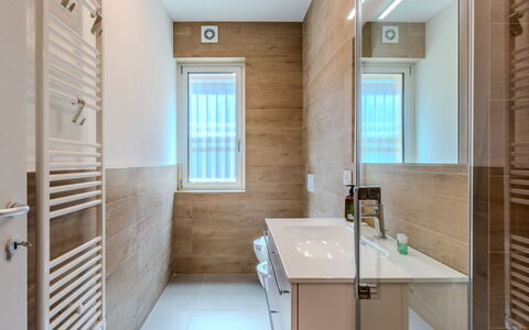 Renza: Piso, Suelo, Diseño De Interiores, Baño, Pared, Arreglo De Tubería, Madera, Lavabo, Lavabo Del Baño, Mueble De Baño