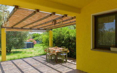 Cottage Girasole di Mare: Madera, Sombra, Jardín, Estructura Al Aire Libre, Patio Interior, Eco Hotel, Pérgola, Haz, Manchas De Madera, Porche