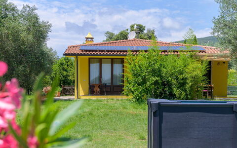 Cottage Girasole di Mare: El Terreno Del Lote, Cabaña, Jardín, Casa De Campo, Edificios Del Jardín, Inmuebles, Césped, Eco Hotel, Yarda, Patio Interior
