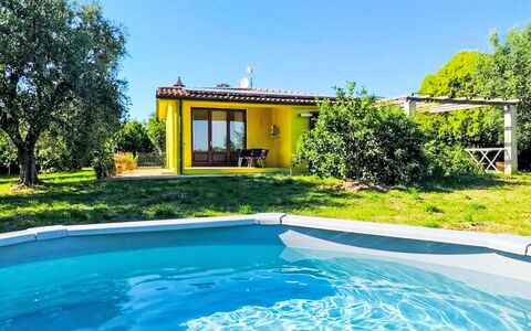 Cottage Girasole di Mare: Mueble, Diseño De Interiores, Piso, Silla, Suelo, Mesa, Cocina Y Comedor Mesa, Sombra, Techo, Manchas De Madera