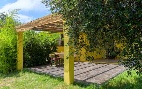 Cottage Girasole di Mare: Arbusto, Jardín, Sombra, Patio Interior, Plantas Leñosas, Paisajismo, Estructura Al Aire Libre, Césped, Pérgola, Yarda