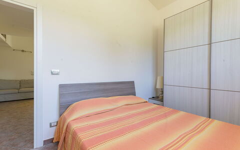 Cottage Girasole di Mare: Piso, Diseño De Interiores, Suelo, Habitación, Madera, Cama, Techo, Habitación, Sábana, Lecho