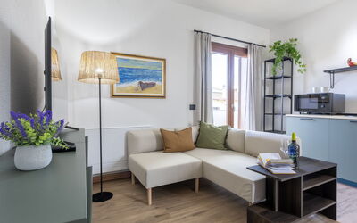 Marina di Sorso 5: Mueble, Diseño De Interiores, Piso, Suelo, Madera, Sofá, Mesa, Habitación, Sala, Encendiendo