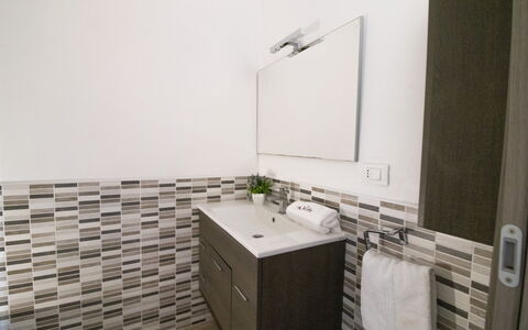 Mediterranea'S House Otranto: Diseño De Interiores, Piso, Arreglo De Tubería, Lavabo Del Baño, Suelo, Lavabo, Baño, Mostrador, Plomería, Mueble De Baño