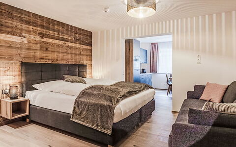 2A Morgensonne mit Weitblick: Diseño De Interiores, Habitación, Techo, Cama, Mueble, Habitación, Suelo, Lecho, Sábana, Marco De La Cama