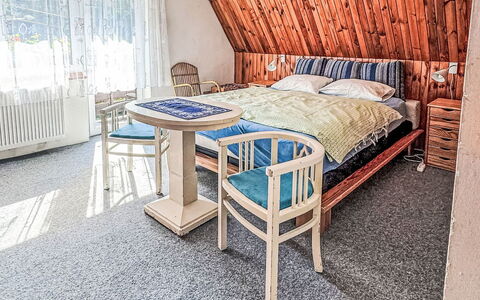 Chalet Helena: Madera, Piso, Habitación, Suelo, Diseño De Interiores, Casa, Cama, Habitación, Sábana, Lecho