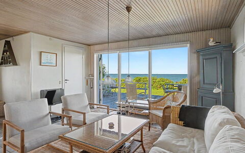 Edla - 35M from the Sea: Mueble, Diseño De Interiores, Suelo, Piso, Madera, Techo, Habitación, Mesa, Silla, Sala