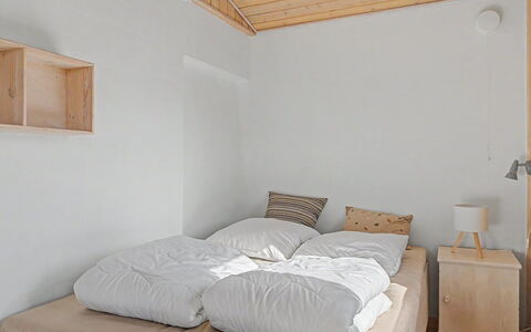 Edla - 35M from the Sea: Habitación, Cama, Diseño De Interiores, Madera, Mueble, Lecho, Sábana, Suelo, Techo, Piso