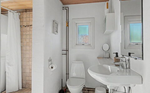 Edla - 35M from the Sea: Arreglo De Tubería, Pared, Diseño De Interiores, Piso, Baño, Lavabo, Suelo, Lavabo Del Baño, Techo, Asiento Del Baño