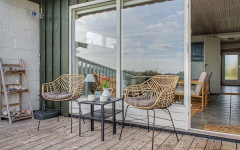 Edla - 35M from the Sea: Cielo, Mueble, Madera, Mueble Para Exteriores, Mesa, Silla, Nube, Mesa Al Aire Libre, Madera Dura, Tablón