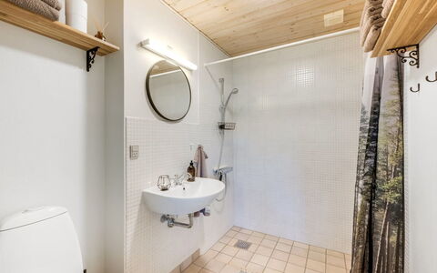 Petteri - 600M to the Fjord: Baño, Arreglo De Tubería, Pared, Piso, Suelo, Diseño De Interiores, Madera, Techo, Asiento Del Baño, Baño