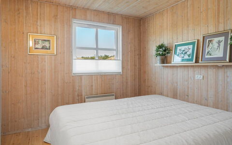 Yanne - 550M from the Sea: Piso, Madera, Suelo, Habitación, Diseño De Interiores, Techo, Cama, Sábana, Lecho, Suelos De Madera