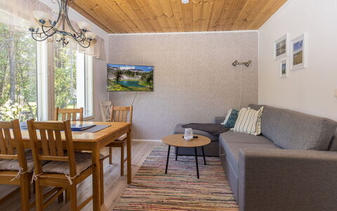 Sevettijärventie 8753: Mueble, Diseño De Interiores, Piso, Suelo, Madera, Techo, Habitación, Suelos De Madera, Mesa, Sofá