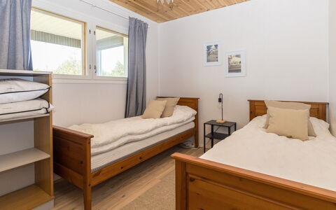 Sevettijärventie 8753: Cama, Mueble, Diseño De Interiores, Habitación, Suelo, Piso, Pared, Madera, Sábana, Lecho